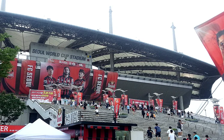 开球前球员通道与替补席的准备（背号与站位不等价，位置要画在场上）